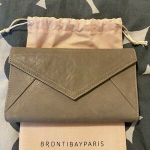 NWT NELLY DUTCH LEATHER
Wallet